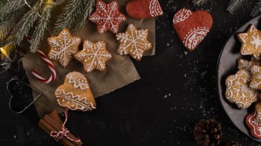 Kırsal arka planda pişirilmiş Noel kurabiyeleri.