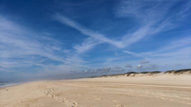 Düşük açıyla plaj kıyısında aşağıdaki ayak izleri.