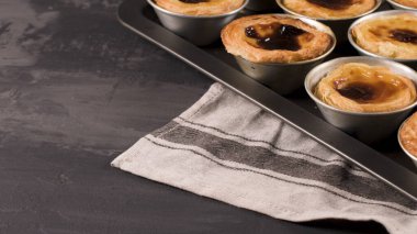 Satırları yeni pişirilmiş yumurta tart, geleneksel Portekiz tatlı, pastel de nata, kremalı tart metal tepsi.