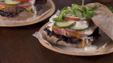 Mutfak tezgahında taze sebzeli ve yoğurt soslu sağlıklı vejetaryen burger..