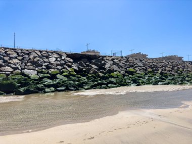 OVAR, PORTUGAL - 5 AĞUSTOS: alçak gelgit Ovar 'ın güneyindeki Furadouro sahilinde kumdan geriye kalanları ortaya çıkarır.