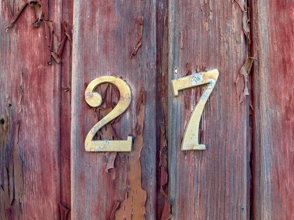 Nummer Auf Einer Rot Gestrichenen Alten Holzwand Roter Hintergrund — Stockfoto
