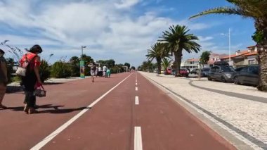 ESPOSENDE, PORTUGAL - 13 AĞUSTOS 2023: Portekiz 'de Ecovia do Litoral Norte boyunca bisiklet sürme görüntüsü. Bisiklet pistinin ve manzarasının geniş bir görüntüsünü oluşturur..