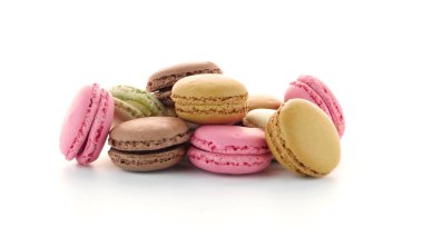 Beyaz arka plan üzerinde renkli Fransız macarons.