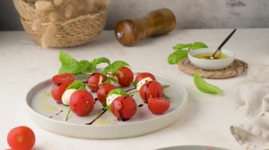 Sağlıklı meze - domates ve mozzarella peyniri, Akdeniz diyeti zeytinyağı remake, ağırlık kaybı kavramı ile İtalyan yemeği caprese salatası
