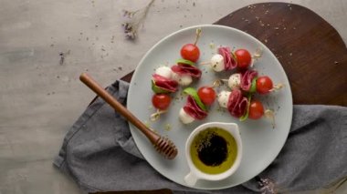 İtalyan usulü aperatif, antipasto şiş ya da fesleğen, salam, mozarella ve domatesli bir çubukta caprese..
