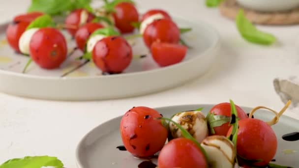 Aperitivo Saludable Ensalada Caprese Con Tomate Mozzarella Comida Italiana Dieta — Vídeos de Stock