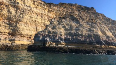 Carvoeiro şehir, Lagoa, Algarve - Portekiz yakınındaki yaz Atlantik Okyanusu kayalık sahil şeridi.