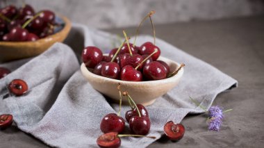 Kase ve kiraz masanın üzerine bir sürü kırmızı taze kiraz.