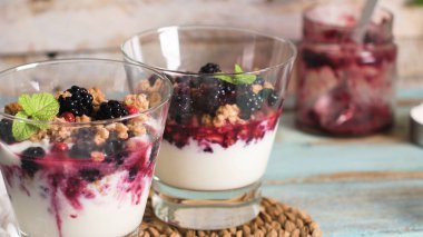 Ahududu, böğürtlen ve nane ile yoğurt çöl.