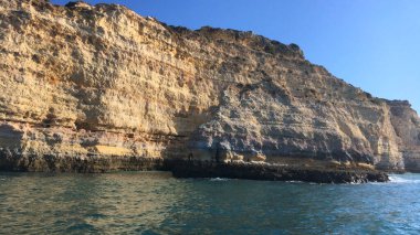 Carvoeiro şehir, Lagoa, Algarve - Portekiz yakınındaki yaz Atlantik Okyanusu kayalık sahil şeridi.