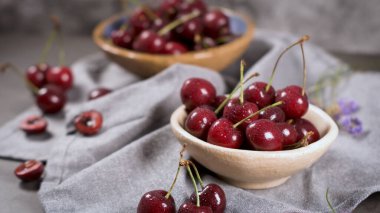 Kase ve kiraz masanın üzerine bir sürü kırmızı taze kiraz.