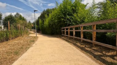 Portekiz, Arouca 'da Ecovia do Arda' da bisiklet sürerken çekilmiş bir bakış açısı. Bisiklet pistine ve doğal manzaraya geniş bir açıdan bakıyor..