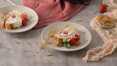 Kremalı kremalı pasta, ahududu. Roulade, seramik tabakta servis edilen yaz tatlısı..