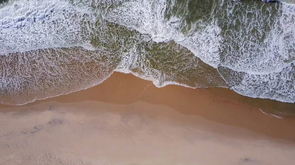 Ilmakuva Meren Aallot Kaatuu Rannalla Drone Kuvamateriaalia — kuvapankkivalokuva