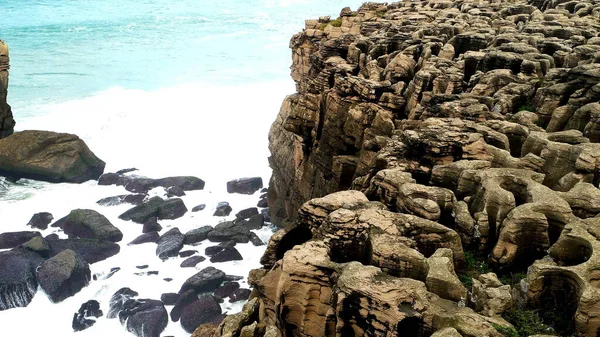 大海和岩石在里斯本 葡萄牙的视图 — 图库照片