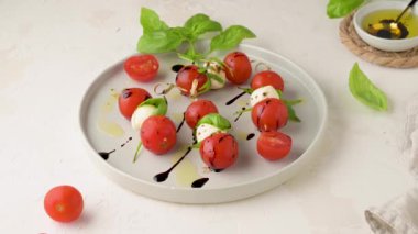 Sağlıklı meze - domates ve mozzarella peyniri, Akdeniz diyeti zeytinyağı remake, ağırlık kaybı kavramı ile İtalyan yemeği caprese salatası