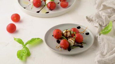 Sağlıklı meze - domates ve mozzarella peyniri, Akdeniz diyeti zeytinyağı remake, ağırlık kaybı kavramı ile İtalyan yemeği caprese salatası