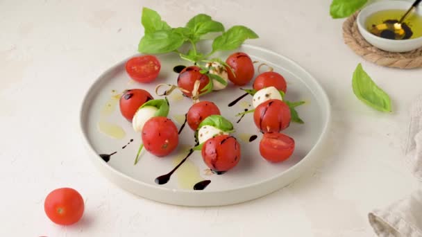 Aperitivo Saludable Ensalada Caprese Con Tomate Mozzarella Comida Italiana Dieta — Vídeos de Stock