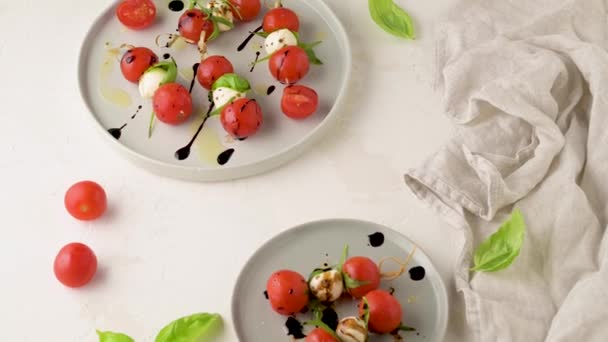 健康的开胃菜 凯普莱斯沙拉配番茄和马苏里拉 意大利菜的地中海饮食橄榄油调味 重量损失概念 — 图库视频影像