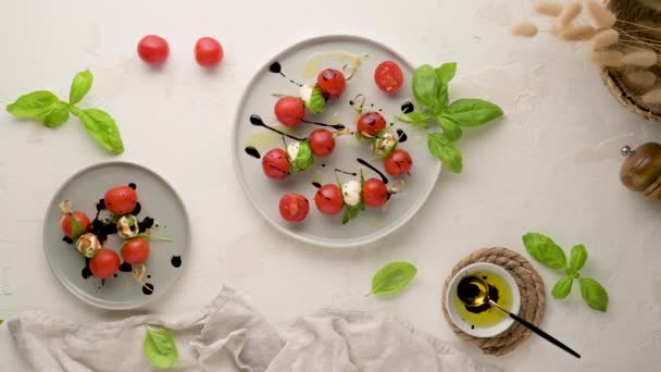 Sağlıklı Meze Domates Mozzarella Peyniri Akdeniz Diyeti Zeytinyağı Remake Ağırlık — Stok video