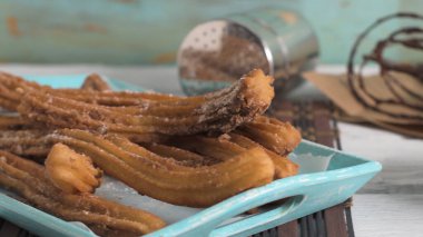 Sıcak çikolata sosu ahşap tezgah üstü daldırma ile geleneksel tatlıları.