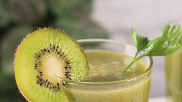 Óculos Smoothie Vegetal Verde Smoothie Vegetal Verde Ingredientes Kiwi Limão — Fotografia de Stock