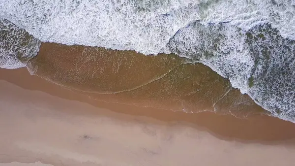 Vista Aérea Las Olas Del Océano Estrellándose Playa Imágenes Drones — Foto de Stock