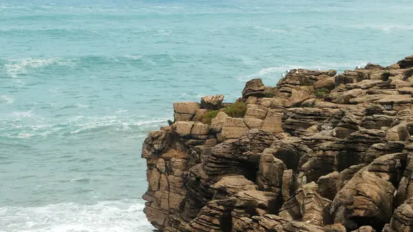 大海和岩石在里斯本 葡萄牙的视图 — 图库照片