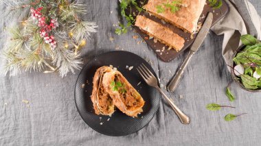 Mutfak dekore edilmiş tezgahta meyveli börek..