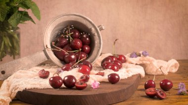 Kase ve kiraz masanın üzerine bir sürü kırmızı taze kiraz.