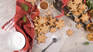 Mutfak tezgahında Noel kurabiyeleri ve şenlikli süslemeler..