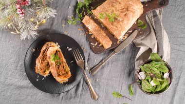 Mutfak dekore edilmiş tezgahta meyveli börek..