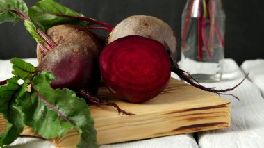 Beetroots arduvaz arka plan beyaz boyalı rustik ahşap tablo.