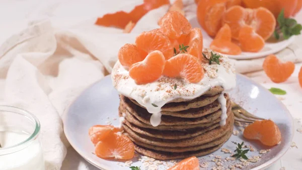 Pannekaker Med Yoghurt Tangeriner Lett Moderne Kjøkkenbenk Med Havre Timian – stockfoto