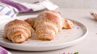 Küçük ayçöreği beyaz seramik kaplamalar, beton masa üstü üzerinde ev yapımı kekler.