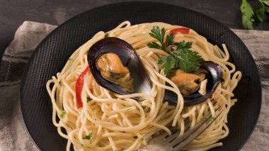 Midye, biber ve maydanoz rustik zemin üzerine ev yapımı makarna spagetti. deniz gıda yemek.