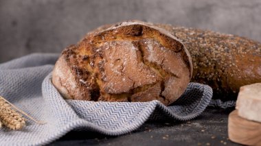 Mutfak Tezgah üstü taze ekmek. Ev yapımı ekmek.