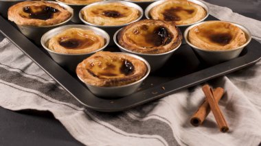 Satırları yeni pişirilmiş yumurta tart, geleneksel Portekiz tatlı, pastel de nata, kremalı tart metal tepsi.