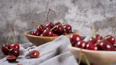 Kase ve kiraz masanın üzerine bir sürü kırmızı taze kiraz.