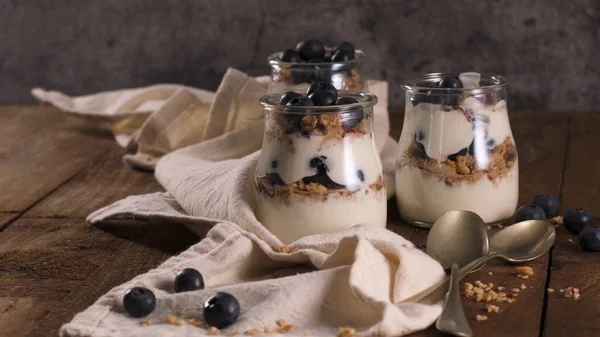 Yoghurt Parfait Med Blåbær Granola Frisk Frokostkonsept Servert Murkrukke Med – stockfoto