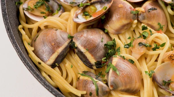 Geleneksel İtalyan deniz ürünleri istiridye spagetti alle Vongole makarna.