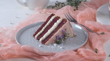 Bir dilim çilekli pasta, taze çilekli çilekli kek ve pembe arka planda ekşi krema..