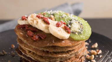 Sağlıklı kahvaltı masası, kivi, muz, goji ve ceviz ile ev yapımı kek.