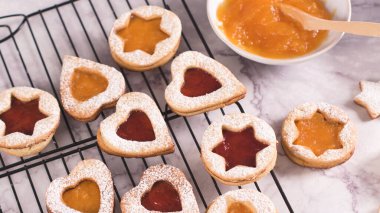 Homebaked Noel çerezleri ile meyve reçel dolum ve krema şeker.