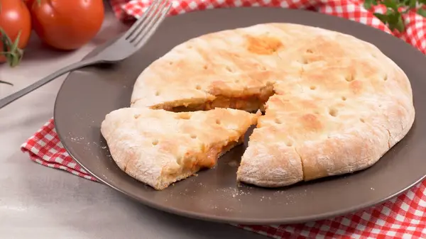 イタリア料理を木製の背景にチーズ ほうれん草とトマトのピザのカルツォーネ — ストック写真