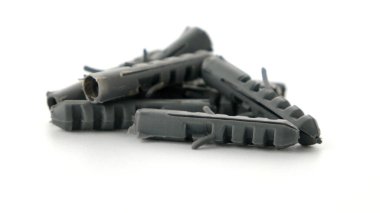 Beyaz arka plan üzerinde izole gri plastik dübeller.