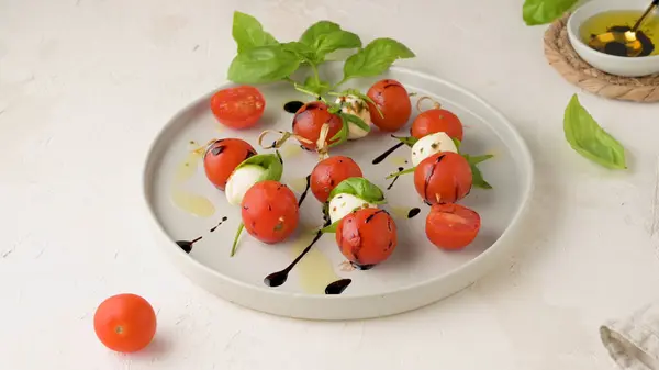 Frisk Förrätt Capresesallad Med Tomat Och Mozzarella Italiensk Mat Medelhavskost — Stockfoto