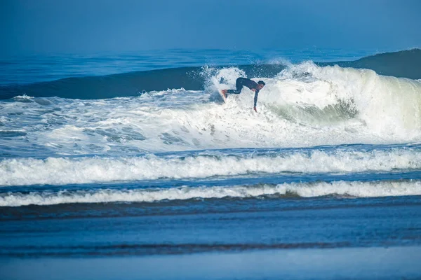 Surfer Ιππασία Κύματα Στο Furadouro Beach Πορτογαλία Άντρες Πιάνουν Κύματα — Φωτογραφία Αρχείου