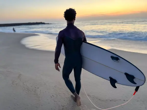 Surfer Berjalan Pantai Dengan Gelombang Saat Matahari Terbenam Portugal — Stok Foto